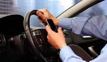 Aumentan multas a conductores NY por manejar y  chatear a la vez