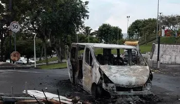 Toque de queda en Guadalupe por fuertes protestas contra las restricciones por el Covid-19