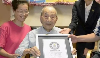 Un japonés de 112 años tiene sus propios dientes y lee el periódico sin gafas 