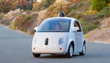 Policía detiene por ir muy despacio, un auto de Google que se maneja solo