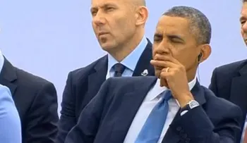 Video: Duelo de 'cabeceos' entre Obama y el presidente polaco