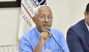 Presidente destituye a Ceara Hatton, de Medio Ambiente y ministro de Educación, desmiente haya renunciado
