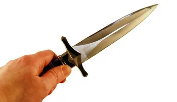 Dos dominicanos identificados como Jaon Medina y Elvin Santos, se enfrentan con cuchillo por el amor de una mujer 