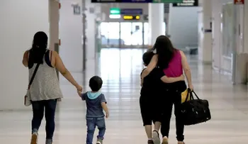 Cientos de niños inmigrantes permanecen separados de sus padres en EE.UU 