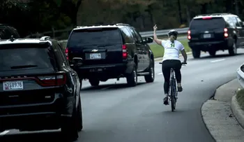 Despiden a una mujer por realizar un gesto "obsceno" al convoy de Trump