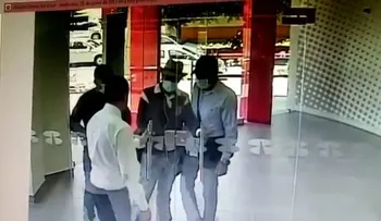 Un empleado le cerró la puerta antes de que ingresaran al lugar