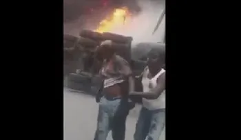 Momento en que salvan la vida del conductor del tranquero que se incendió en Haina