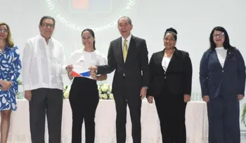 Gobierno entrega 208 becas a estudiantes de UNPHU