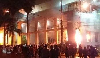 Las impactantes fotos del incendio en el Congreso de Paraguay y los choques entre manifestantes y policías