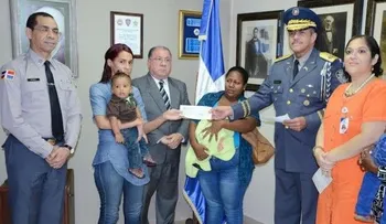 Entregan RD$1.4 millones a familiares de dos policías caídos