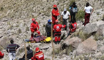Un autobús cae a un barranco en Perú; hay más de 20 muertos