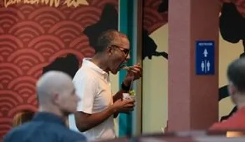 Navidad presidencial: Obama juega con sus hijas; Trump a la iglesia