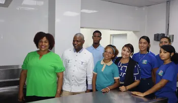 Estudiantes de Pedernales visitan la Escuela de Formación Técnico Profesional Guarocuya por iniciativa de la gobernadora