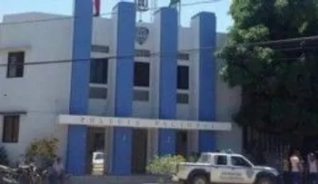 Sorprenden hombre robando cristales de la Junta Municipal Electoral de Santiago