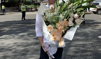 El príncipe Harry se enfrenta con un hombre que le regaló flores a Meghan Markle