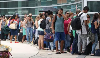 "No me siento segura aquí": una noche de desesperación en el sofocante aeropuerto de San Juan