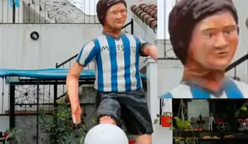 Divertida escultura de Messi explota en redes sociales