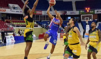 San Carlos vence a Huellas y retira camiseta a Manuel Guzmán en el TBS Distrito