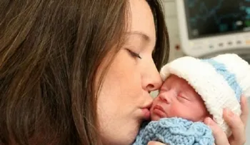 Contacto piel con piel refuerza la respuesta cerebral en prematuros.