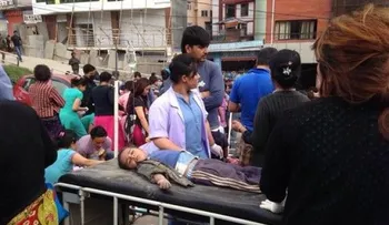 Muertos por sismo afectó Nepal e India; sobrepasa los 900