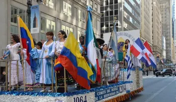 Hispanos desfilan en la 5ta Avenida en el Día de la Raza en New York.
