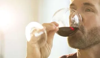 Cómo tomar vino sin manchar los dientes
