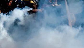 Golpiza a manifestante en Venezuela es captada en video