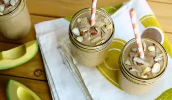 Un batido de aguacate con leche de almendras para que tu cerebro se "encienda" al empezar el día