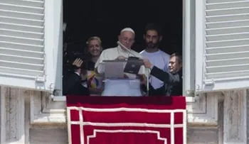 Papa usa tableta para inscribirse a Jornada de la Juventud 