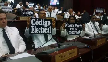 Diputados de oposición protestaron con pancartas en instalación bufetes directivos