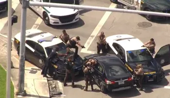 Detenido en Miami-Dade tras robar un auto al salir del hospital y protagonizar una persecución policial