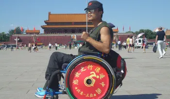 El épico viaje por toda China de un hombre en silla de ruedas