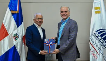 Ricardo de los Santos propone al Ministro de Educación reformas educativas y actualización tecnológica para docentes