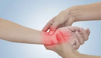 La mano con dolor y hormigueo