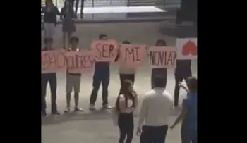 Le declara su amor en público y ella le rompe el corazón