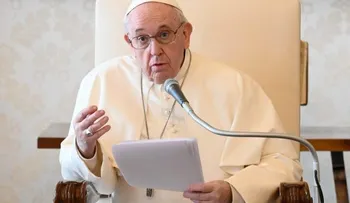 El papa fue operado con éxito de un problema de colon