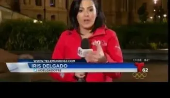 Atacan a reportera de Telemundo durante enlace en vivo (VIDEO)
