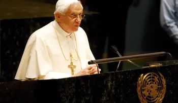 Roban la cruz pectoral del difundo Benedicto XVI de su parroquia de origen en Baviera