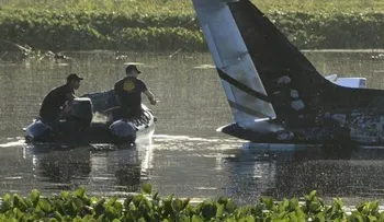10 pasajeros mueren en avión cayó en una laguna