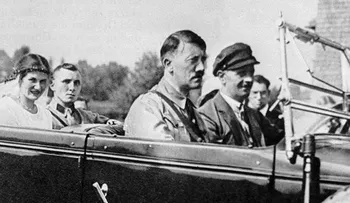 Aparece foto inédita de Hitler en la boda de su cuñado, al que fusiló