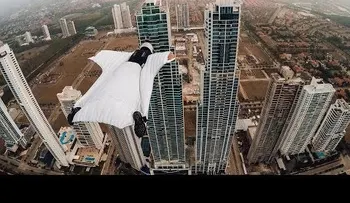 Una mujer-pájaro vuela entre dos edificios en Panamá (VIDEO)