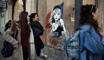 Primera obra interactiva de Banksy enfrenta a la policía francesa