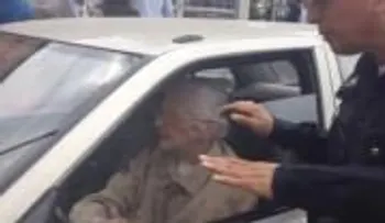 Abuelita rápida y furiosa se fuga para evitar multa
