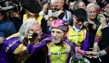 Hombre de 105 años rompe un nuevo récord de distancia en bicicleta