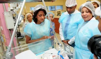 Primera Dama visita padres de quintillizos quienes tendrán casa propia