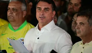 Juez Moraes ordena a Flávio Bolsonaro entregar pasaportes y le prohíbe salir de Brasil