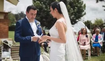 La llamó "estúpida", y se divorciaron tres minutos después de casarse