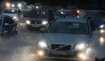 Un muerto, decenas de heridos y mil arboles caídos por una tormenta en Moscú