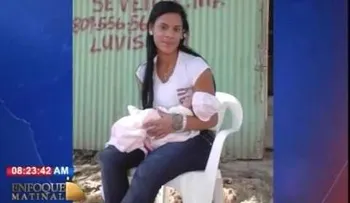 Momento en que la joven vinculada a Brayan Félix acude al dealer