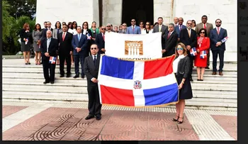 Valdez Albizu destaca ejemplo de entrega y sacrificios de los Padres de la Patria; BCRD deposita ofrenda floral
